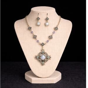New & Vintage Avon 2004 Blue Cats Eye Moonstone Necklace Pendant & Earring Set